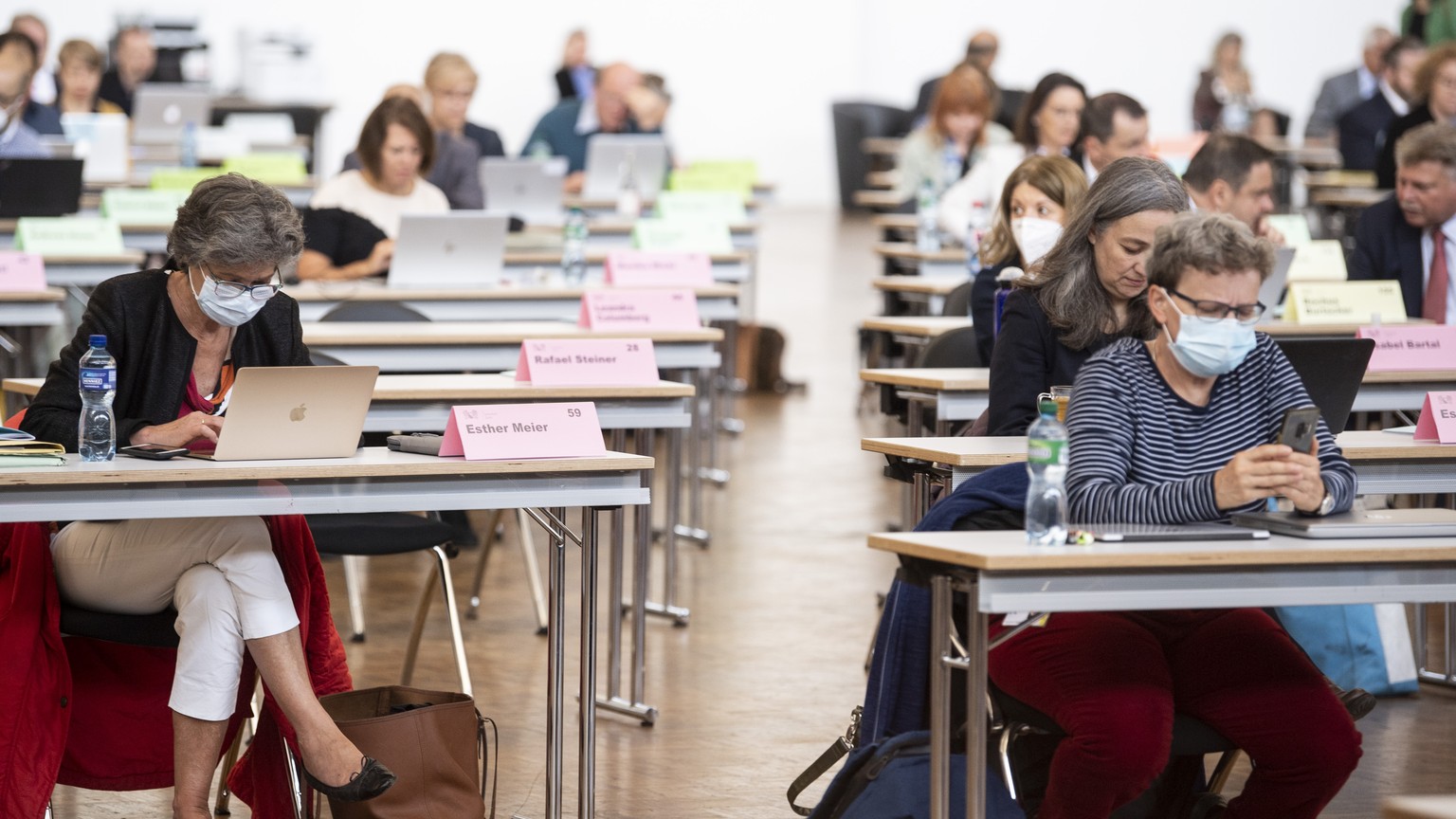 Ratsmitglieder verweilen im Zuercher Kantonsrat, welcher wegen der Corona-Pandemie in der Halle 7 der Messe Zuerich stattfindet, aufgenommen am Montag, 4. Mai 2020 in Zuerich. (KEYSTONE/Ennio Leanza)