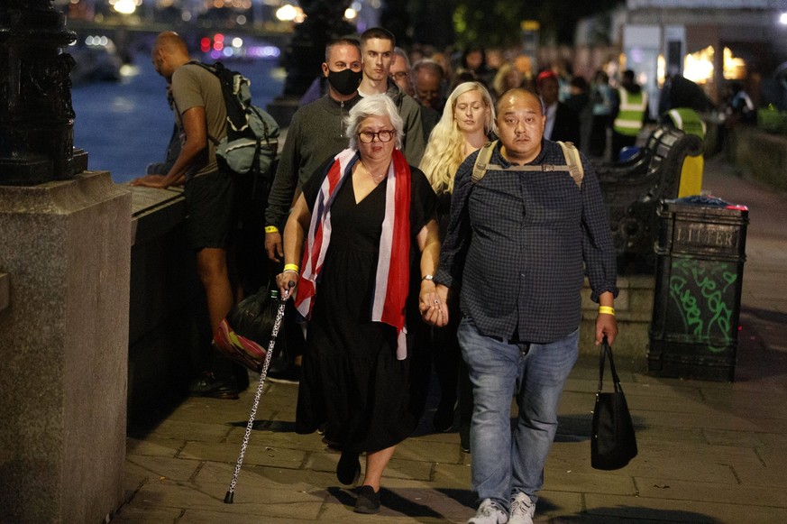 Menschschlange vor dem Londoner Parlament. Seit dem fr�hen Mittwochabend ist die Westminster Hall, in der der geschlossene Sarg der Queen aufgebahrt ist, durchgehend f�r die �ffentlichkeit ge�ffnet, d ...