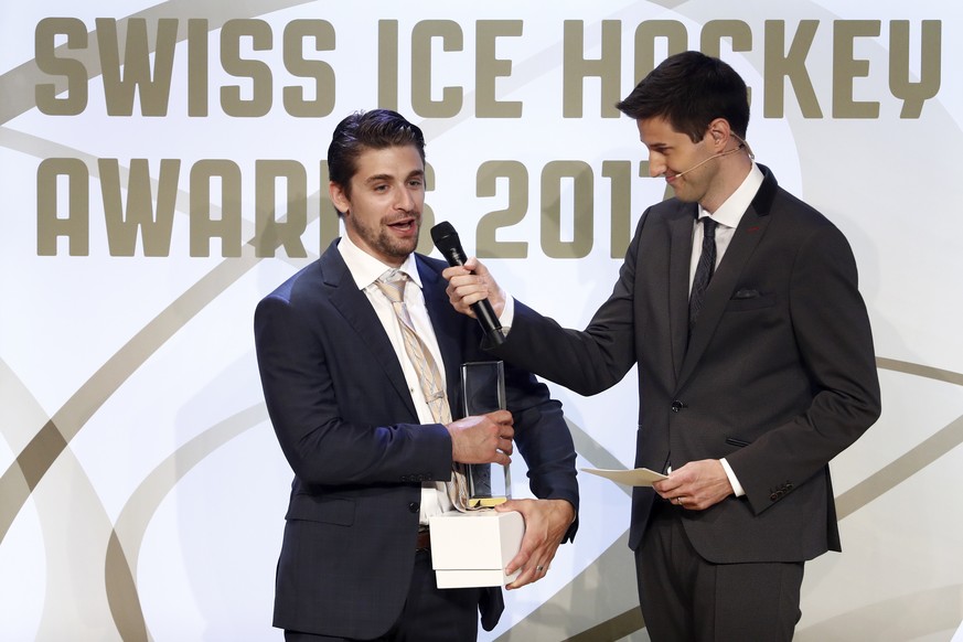 Marc Arcobelle vom SC Bern, Gewinner des Hockey Award fuer den Regular Season MVP, spricht mit Moderator Reto Mueller, bei den Swiss Ice Hockey Awards am Freitag, 4. August 2017 in Bern. (KEYSTONE/Pet ...