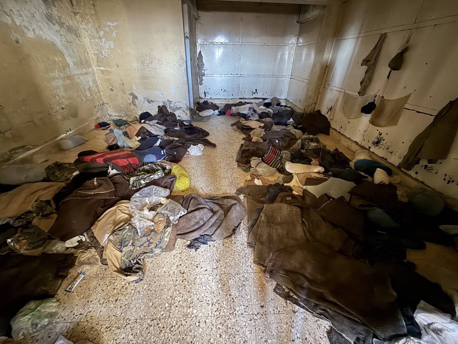 Syrien, Eindr�cke nach R�umung des Milit�rgef�ngnisses Sednaya Syria s Slaughterhouse Jail Sednaya Prison Near Damascus A view from a secret compartment at Sednaya Prison after the fall of the Assad r ...