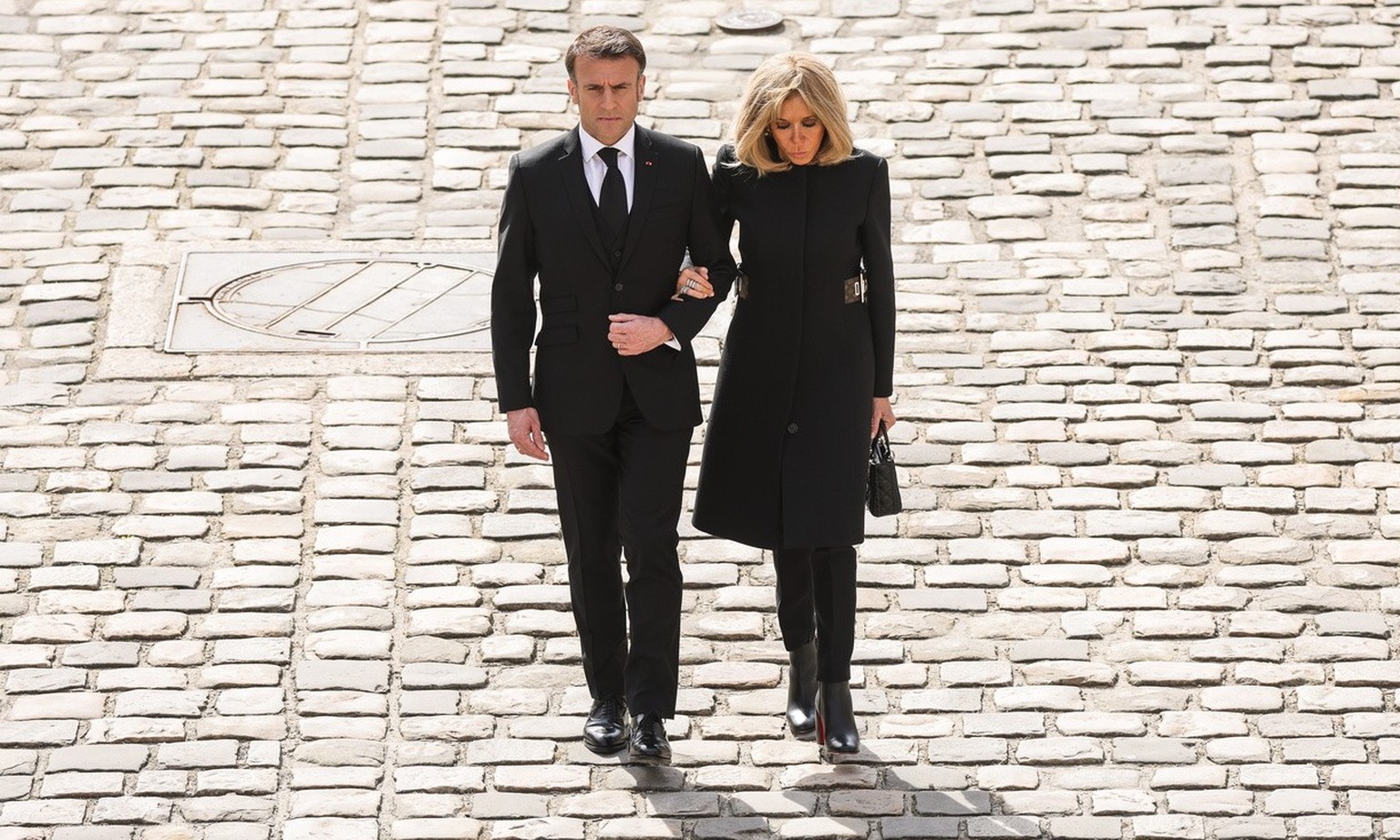 epa11231117 France&#039;s President Emmanuel Macron (L) and his wife Brigitte Macron (R) follow the coffin at the end of the ceremony to pay tribute to Philippe De Gaulle, son of general Charles De Ga ...