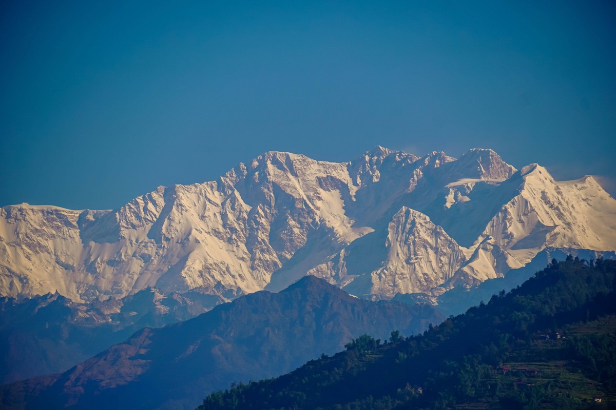 Kangchenjunga Worlds Third-Highest Mountain PANCHTHAR, NEPAL OCTOBER 21, 2026: Local residents enjoy views of Mount Kanchenjunga, the world s third-highest mountain, from the village of Ranitar in the ...