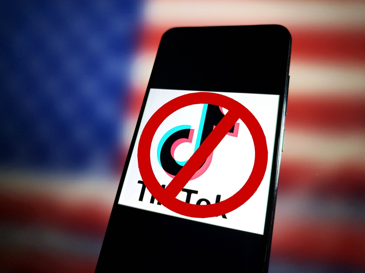 TikTok Ban SUQIAN, CHINA - JANUARY 15, 2025 - A illustration photo shows a banned TikTok LOGO is displayed on a smartphone in Suqian, Jiangsu province, China, January 15, 2025. Suqian Jiangsu China PU ...