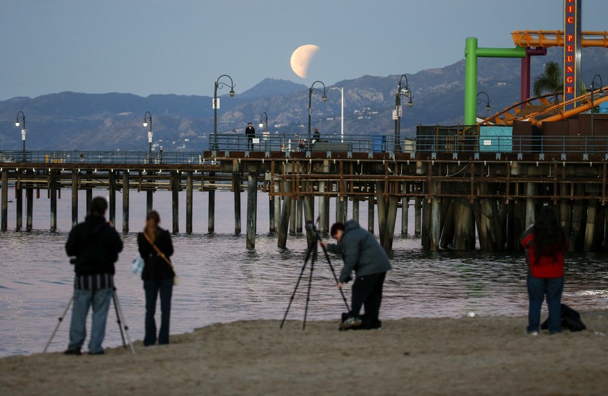 Fotografen in Lauerstellung am Santa Monica Beach in Kalifornien.