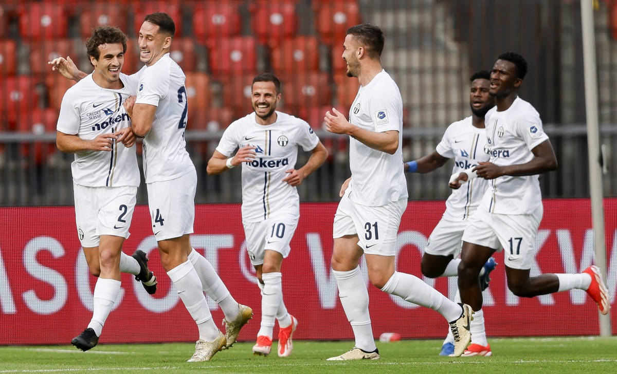 Lindrit Kamberi (FCZ), links, jubelt ueber sein Tor zum 1:0 waehrend dem Meisterschaftsspiel der Super League zwischen dem FC Zuerich und dem FC Lugano am Montag, den 20. Mai 2024, im Letzigrund Stadi ...