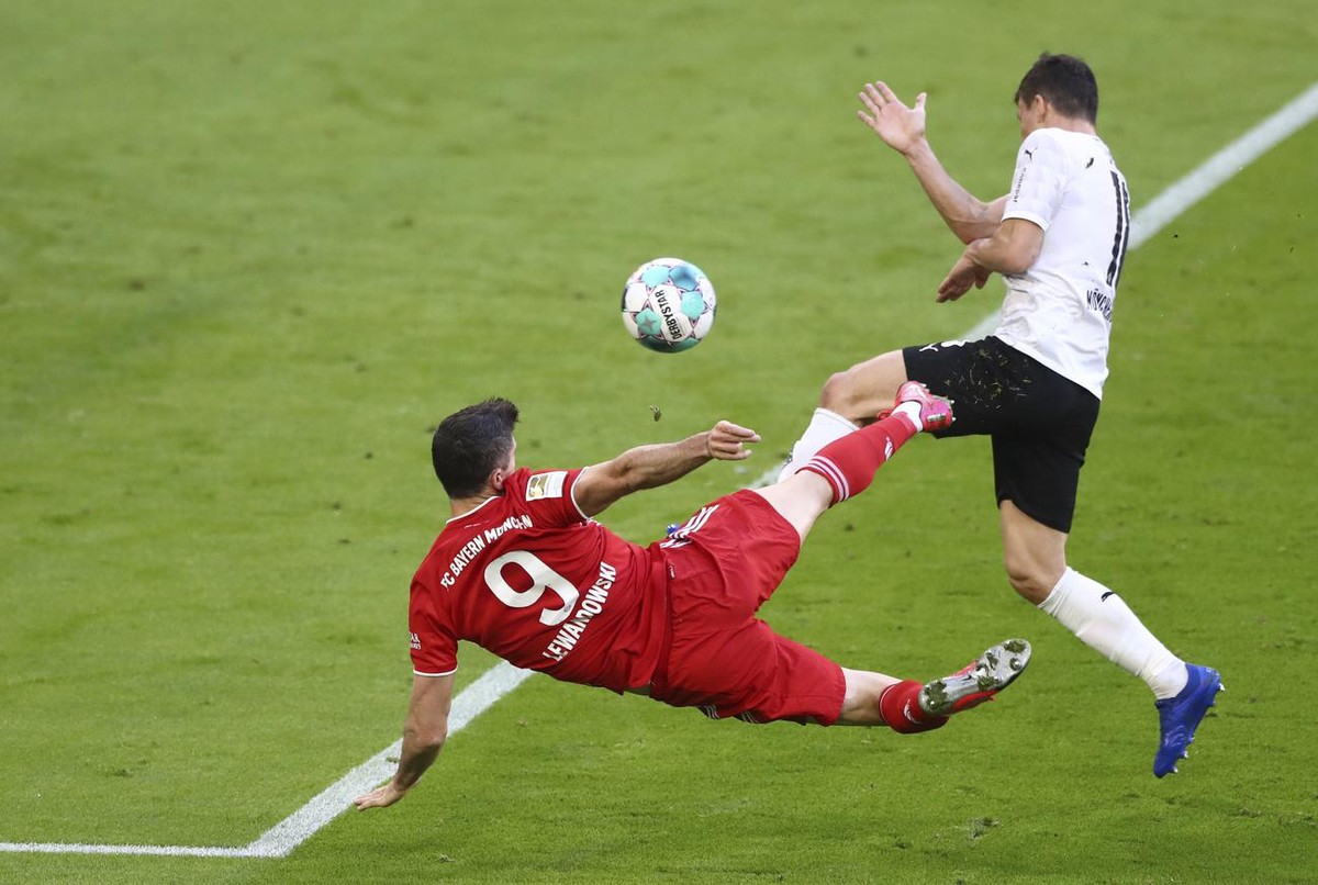 Bayern's Robert Lewandowski scores his side's third goal during the German Bundesliga soccer match between Bayern Munich and Borussia Moenchengladbach at the Allianz Arena stadium in Munich, ...