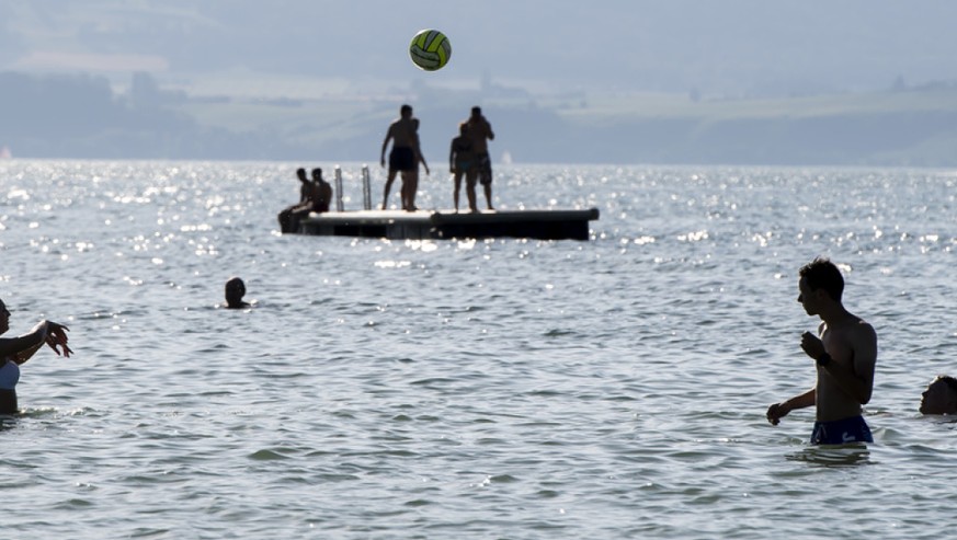 Abkühlung von der Hitze im Neuenburgersee - am Sonntag war es in Sitten 37 Grad heiss.