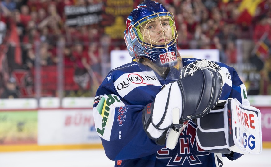 Biels Goalie Jonas Hiller, reagiert nach der Niederlage (1-3) im vierten Eishockey Playoff-Viertelfinalspiel der National League A zwischen dem SC Bern und dem EHC Biel am, am Samstag, 11. Maerz 2017, ...