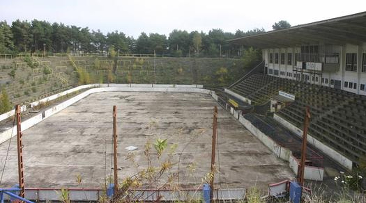 2010 wurde das&nbsp;Wilhelm-Pieck-Stadion in Weisswasser abgebrochen. Bis zu 14'000 Fans quetschten sich auf die Tribünen.