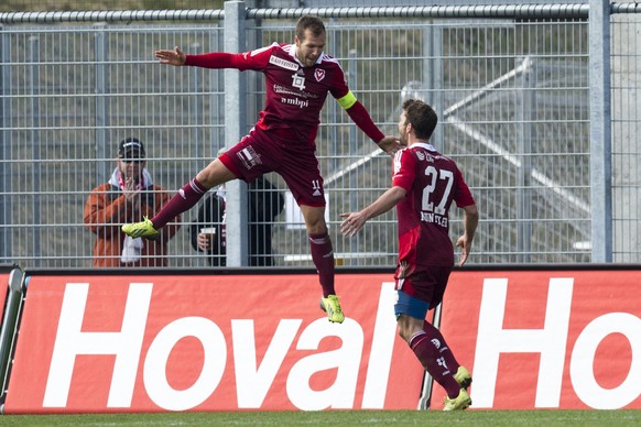 Franz Burgmeier von Vaduz, links, jubelt nach seinem Treffer zum 3:0, mit Philipp Muntwiler, im Fussball Super League Spiel zwischen dem FC Vaduz und dem FC St. Gallen, am Sonntag, 22. Maerz 2015, im  ...