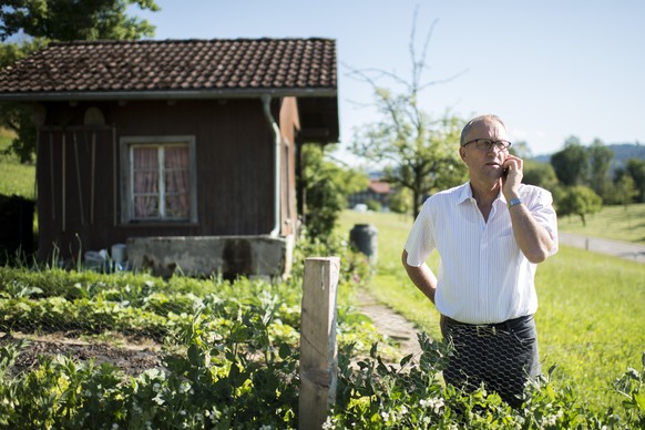 ARCHIVBILD ZUR BUNDESRATSKANDIDATUR VON CVP-STAENDERAT PETER HEGGLIN, AM SONNTAG, 14. OKTOBER 2018 - Peter Hegglin, councilor of the Christian Democratic Party in the canton of Zug, works in his garde ...