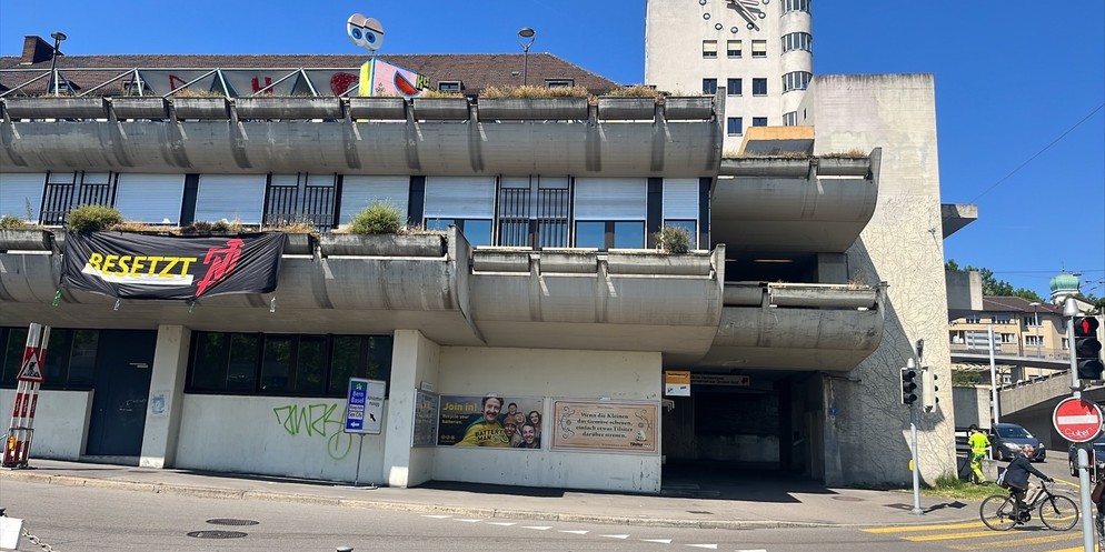 Besetzerinnen und Besetzer nehmen in der Nacht die alte Post in Wipkingen in Beschlag. Es handelt sich um das gleiche Kollektiv, das letzten Herbst das Kesselhaus an der Limmat besetzt hatte. Der Quar ...