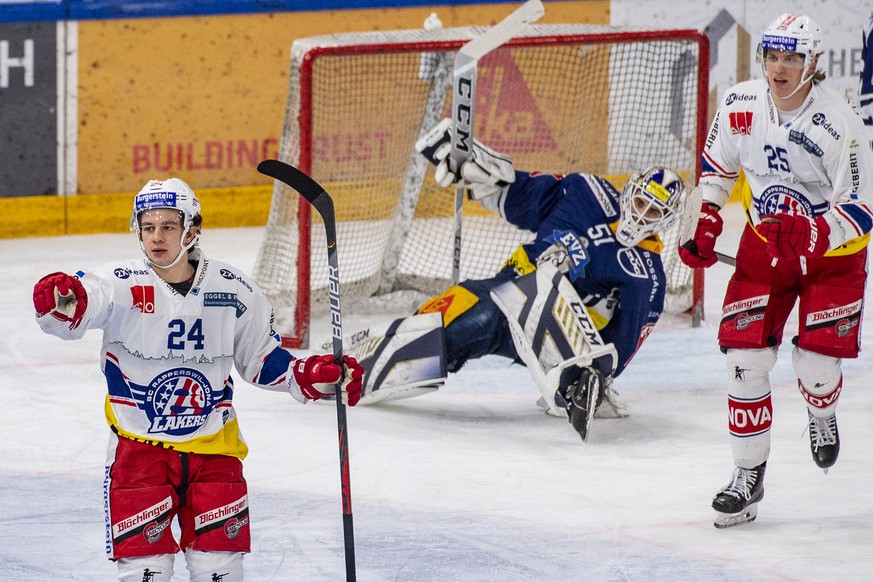 Marco Lehmann, links, und Nando Eggenberger, rechts, von Rapperswil feiern das Tor zum 0:1 vor Torhueter Luca Hollenstein, mitte, von Zug beim Eishockey Meisterschaftsspiel in der Qualifikation der Na ...