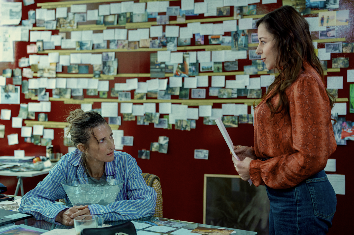 Camille Cottin (à gauche de l'image) et Laure Calamy (à droite) sont au cœur de ces retrouvailles.