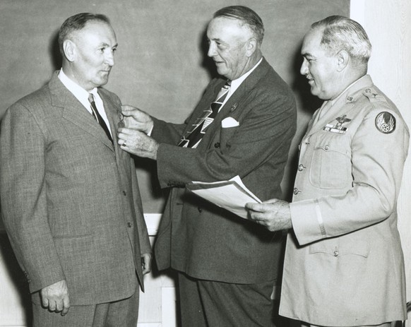 Fritz Zwicky wurde 1949 mit der «Medal of Freedom» geehrt. Es war zu dieser Zeit eine der beiden höchsten zivilen Auszeichnungen der USA.
https://ba.e-pics.ethz.ch/catalog/ETHBIB.Bildarchiv/r/33551/vi ...