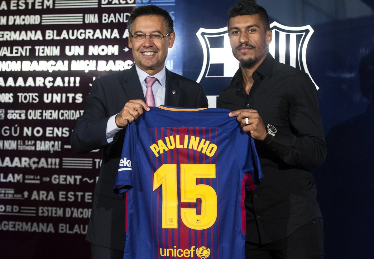 epa06148293 FC Barcelona's President Josep Maria Bartomeu (L) poses next to club's new Brazilian midfielder Jose Paulo Bezerra 'Paulinho' during his presentation at the Camp Nou st ...