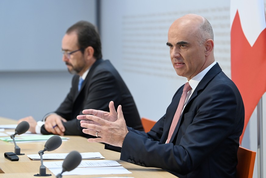 Bundesrat Alain Berset, rechts, und Pascal Strupler, Direktor des Bundesamts fuer Gesundheit (BAG) sprechen an einer Medienkonferenz zu den Krankenkassenpraemien 2021, am Dienstag, 22. September 2020, ...