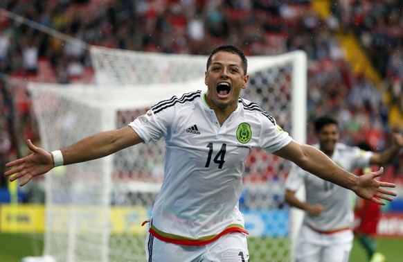 epa06061553 Javier Hernandez of Mexico celebrates after Luis Neto of Portugal scored an own goal making the score 1-0 for Mexico during the FIFA Confederations Cup third place match against Mexico at  ...
