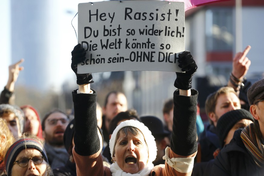 Eine Teilnehmerin der Gegen-Demonstration mit Transparent.