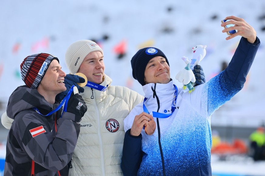 epa12727018 (L-R) Silver medalist Johannes Lamparter of Austria, gold medalist Jens Luraas Oftebro of Norway, and bronze medalist Eero Hirvonen of Finland pose on the podium for the Men's Individ ...