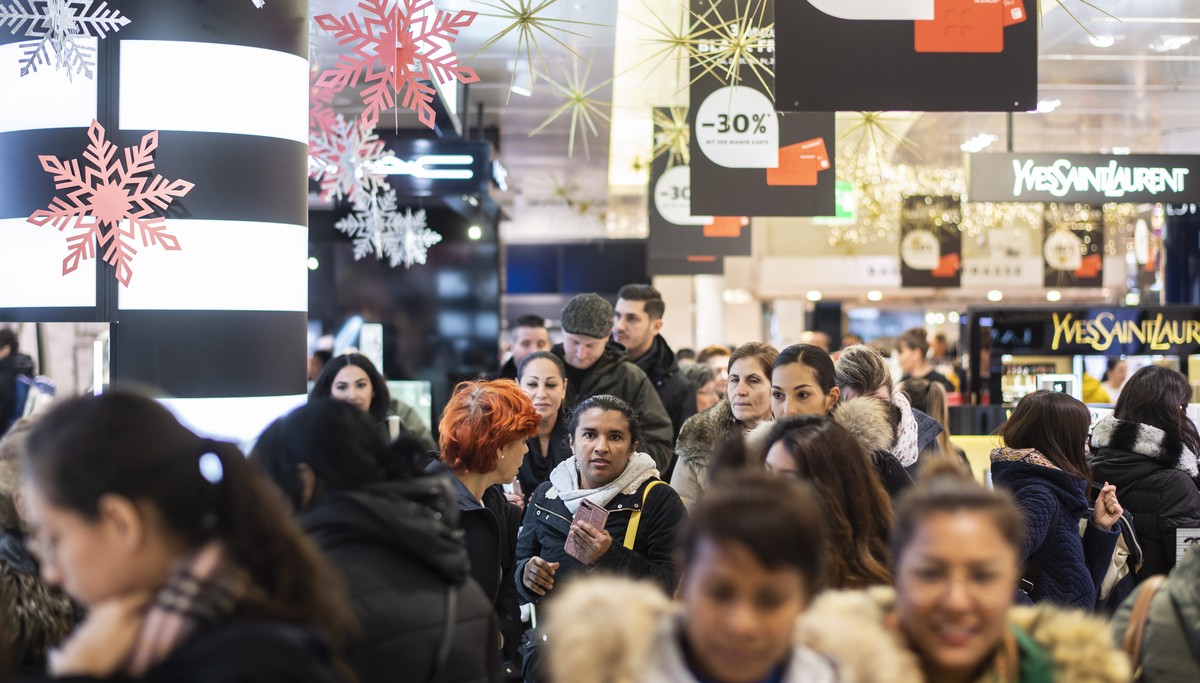 epa08032939 Customers go shopping during the Black Friday in Zurich, Switzerland, 29 November 2019. EPA/ENNIO LEANZA