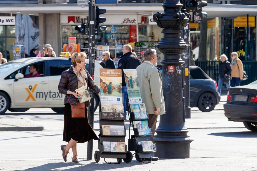 stefan-zeitz.de, 24.03.2017, Berlin, Deutschland, GER, Zeugen Jehovas, Kurfürstendamm

Stefan Zeitz de 24 03 2017 Berlin Germany ger Witnesses Jehovas Kurfürstendamm