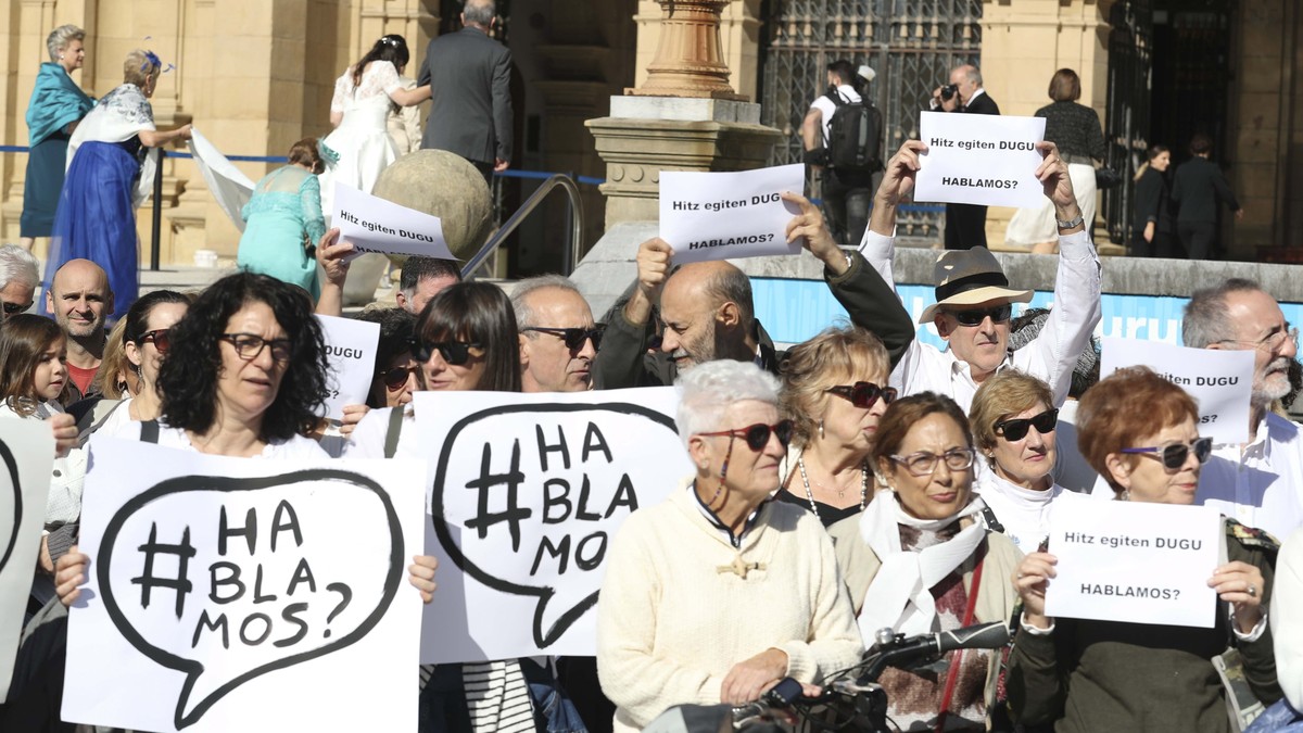 epa06250001 People gather during a demonstration called by platform 'Hablamos?' in front of the City Hall of San Sebastian, northern Spain, 07 October 2017, to make a call for dialogue after ...