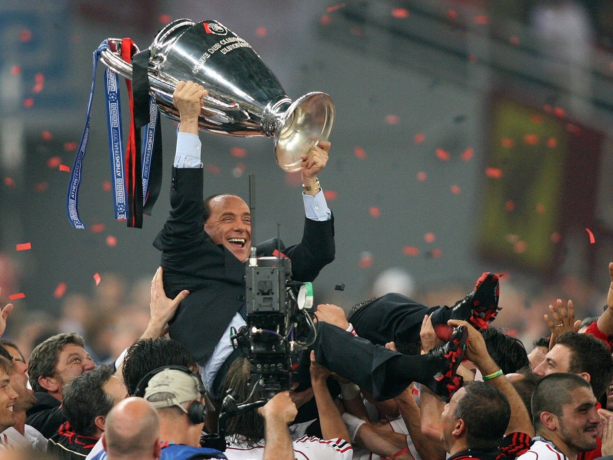 Archivbild 12.06.2023 Silvio Berlusconi starb am Montag im Alter von 86 Jahren. Fussball CHL Finale 23.05.2007 AC Mailand - FC Liverpool JUBEL Mailand Silvio Berlusconi mit Champions League Pokal ***  ...