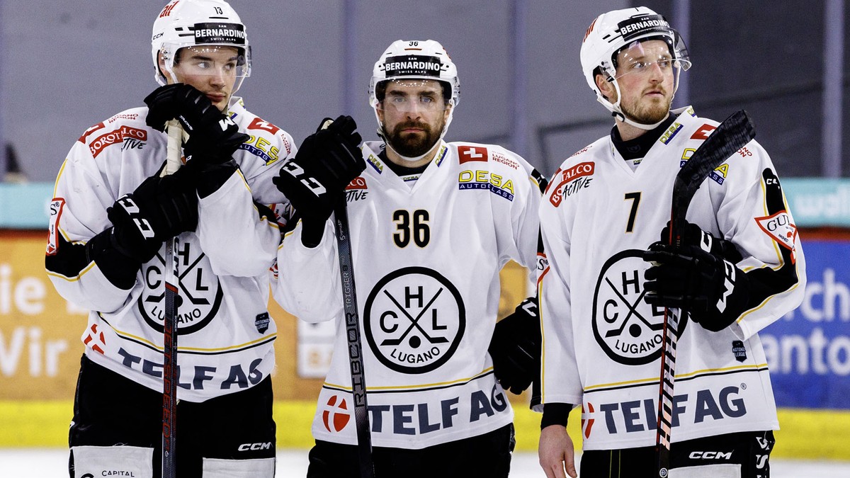 Die entaeuschten Lugano Spieler Matthew Verboon, Mark Arcobello, Daniel Carr und Calvin Thuerkauf nach der 3-6 Niederlage nach dem Eishockey-Meisterschaftsspiel der National League zwischen den Teams  ...