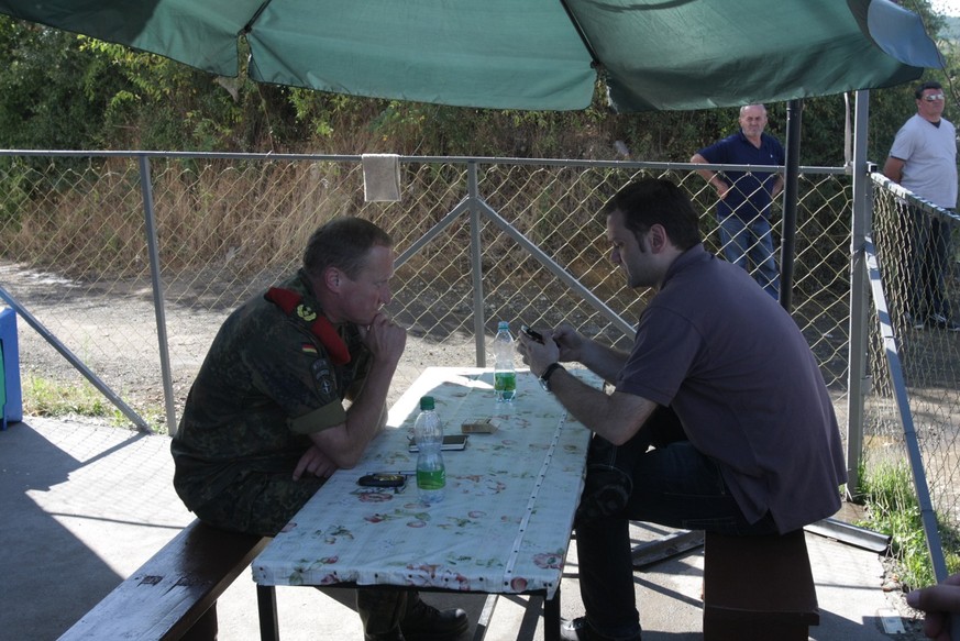 General Bühler bei einem Treffen mit dem serbischen Unterhändler Borislav Stefanovic, Sommer 2011. Quellenangabe: CC BY-SA 4.0 / S3jubeck