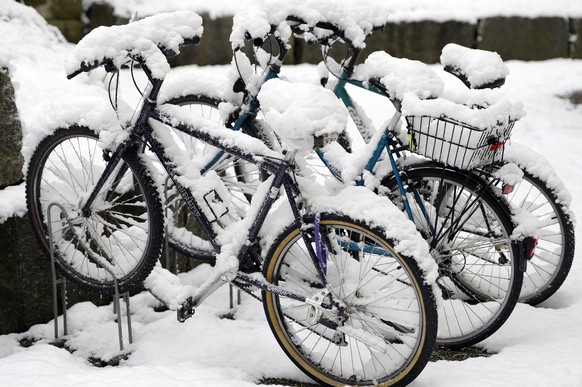 Falls du dich nicht mehr erinnern kannst: Das ist Schnee (ja, Velos sind's auch, aber eben auch Schnee).