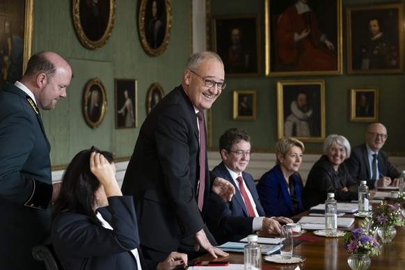 Bundesrat Guy Parmelin, 3. links, nimmt Platz neben Weibel Carlo Pfister, Vizekanzlerin Nicole Lamon, Bundesrat Albert Roesti, Bundespraesidentin Karin Keller-Sutter, Bundesraetin Elisabeth Baume-Schn ...