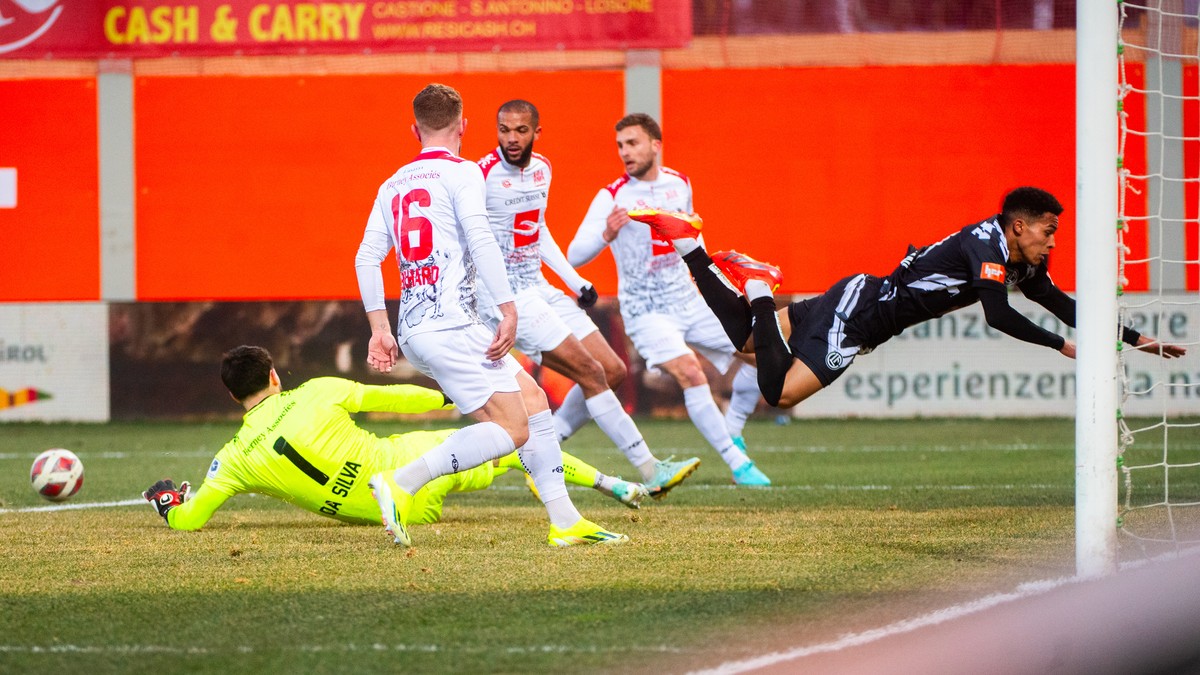 From left: SLO's goalkeeper Dany Da Silva, SLO's player Mischa Eberhard and Lugano's player Yanis Cimignani, during the Super League soccer match FC Lugano against FC Stade Lausanne Ouc ...