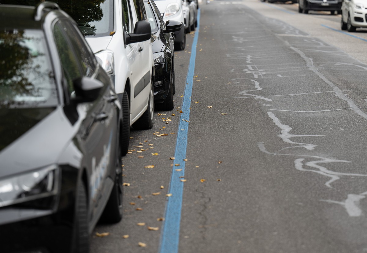 Sicht auf Parkplaetze in der blauen Zone an der Jungfraustasse, am Donnerstag, 20. Oktober 2022, in Bern. Der Berner Stadtrat moechte den Preis fuer Anwohnerparkkarten fuer die blaue Zone verdreifache ...