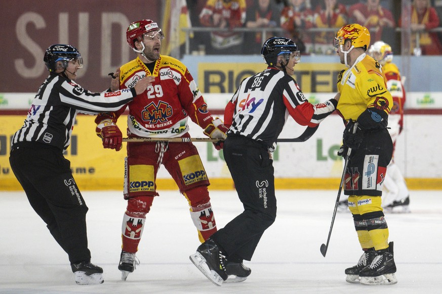 Biels Beat Forster, links, diskutiert mit Berns Christopher DiDomenico im ersten Eishockey Playoff Viertelfinalspiel der National League zwischen dem EHC Biel und dem SC Bern, am Dienstag, 14. Maerz 2 ...