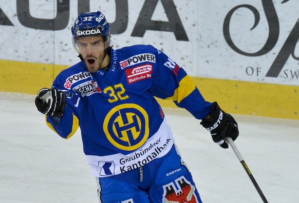 Der Davoser Noah Schneeberger jubelt nach seinem Treffer zur 1:0 Fuehrung beim Eishockey Meisterschaftsspiel der National League A zwischen dem HC Davos und dem EHC Biel-Bienne am Freitag, 12. Dezembe ...