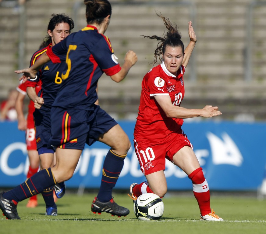 Ramona Bachmann, rechts, von der Schweiz, im Duell mit Ruth Garzia Garcia, links, von Spanien, beim Fussball-Europameisterschafts-Qualifikationsspiel der Frauen zwischen der Schweiz und Spanien vom Sa ...