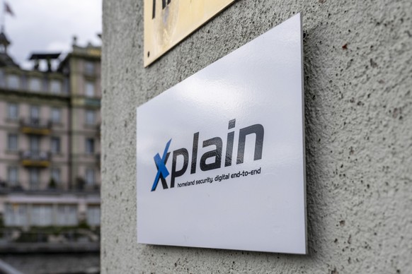 Sicht auf das Logo am Hauptsitz der IT-Firma Xplain, am Sonntag, 2. Juli 2023, in Interlaken. Die IT-Firma wurde im letzten Mai gehackt. Die Software des Unternehmens wird bei Polizei-, Gerichts- und  ...