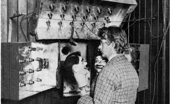 John Baird schafft es 1925 mit seiner TV-Ausrüstung ein erstes Bild zu übertragen.
