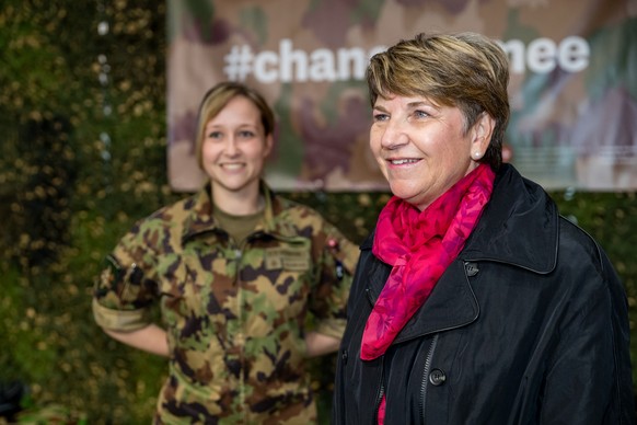 Bundesraetin Viola Amherd besucht den Stand der Armee am Eidgenoessischen Schutzenfest am Samstag, 16. Oktober 2021 in Luzern. (KEYSTONE/Philipp Schmidli)