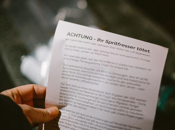 Die Aktivistinnen informieren die Autofahrer mit einem Schreiben.