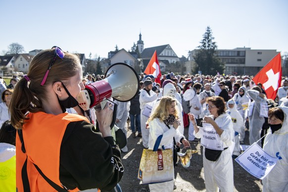 Mehrere hundert Personen demonstrieren an einer Kundgebung des Vereins &quot;Stiller Protest&quot; gegen die Einschraenkungen und Massnahmen des Bundes waehrend der Corona-Pandemie, am Samstag, 20. Fe ...