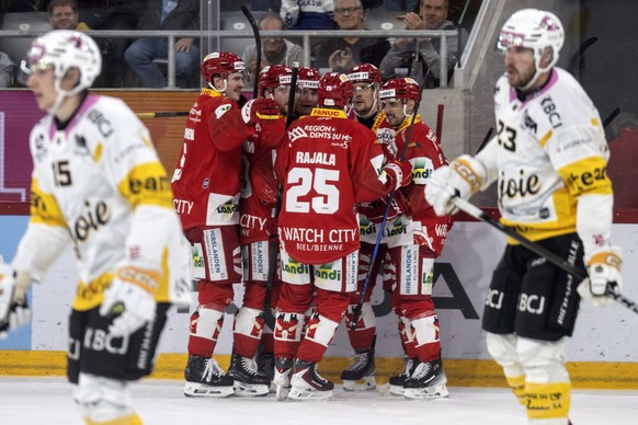 Biels Spieler feiern den Treffer zum 2-0 im Spiel der Eishockey National League zwischen EHC Biel-Bienne, EHCB, und HC Ajoie, HCA, vom Samstag, 27. September 2025 in Tissot Arena in Biel. (KEYSTONE/Pe ...