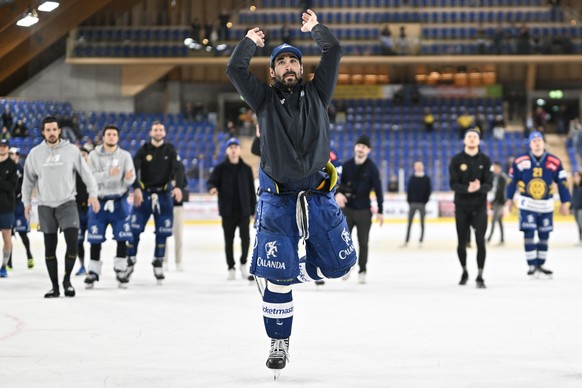 Andres Ambuehl (HCD) verabschiedet sich von seinen Fans beim sechsten Eishockey Playoff Halbfinalspiel der National League zwischen dem HC Davos, HCD, und den ZSC Lions, ZSC, am Donnerstag, 10 April 2 ...