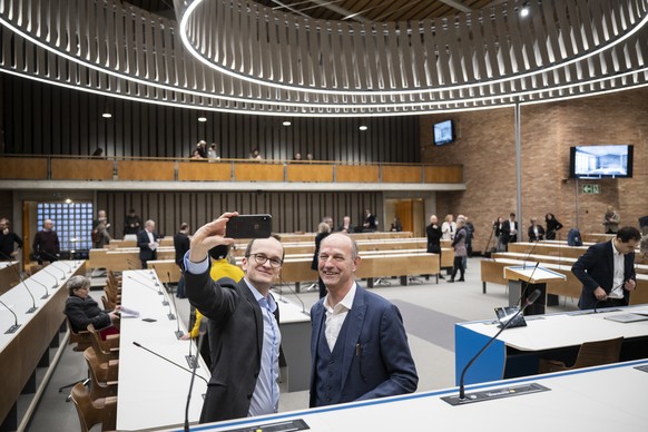 Regierungsrat Martin Neukom, links, fotografiert das neue Parlamentsgebaeude, das Rathaus-Provisorium in der Bullingerkirche in Zuerich, aufgenommen am Montag, 23. Januar 2023. (KEYSTONE/Ennio Leanza)