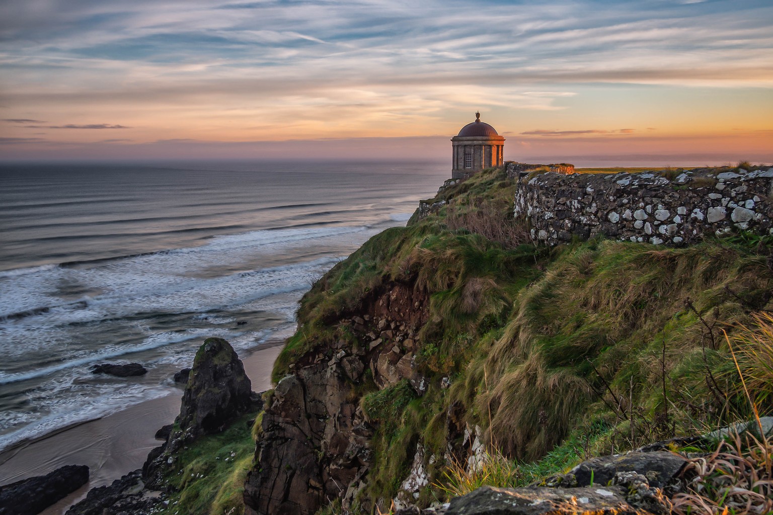 mussenden temple coleraine northern ireland küste klippe fels meer nordirland reisen wandern