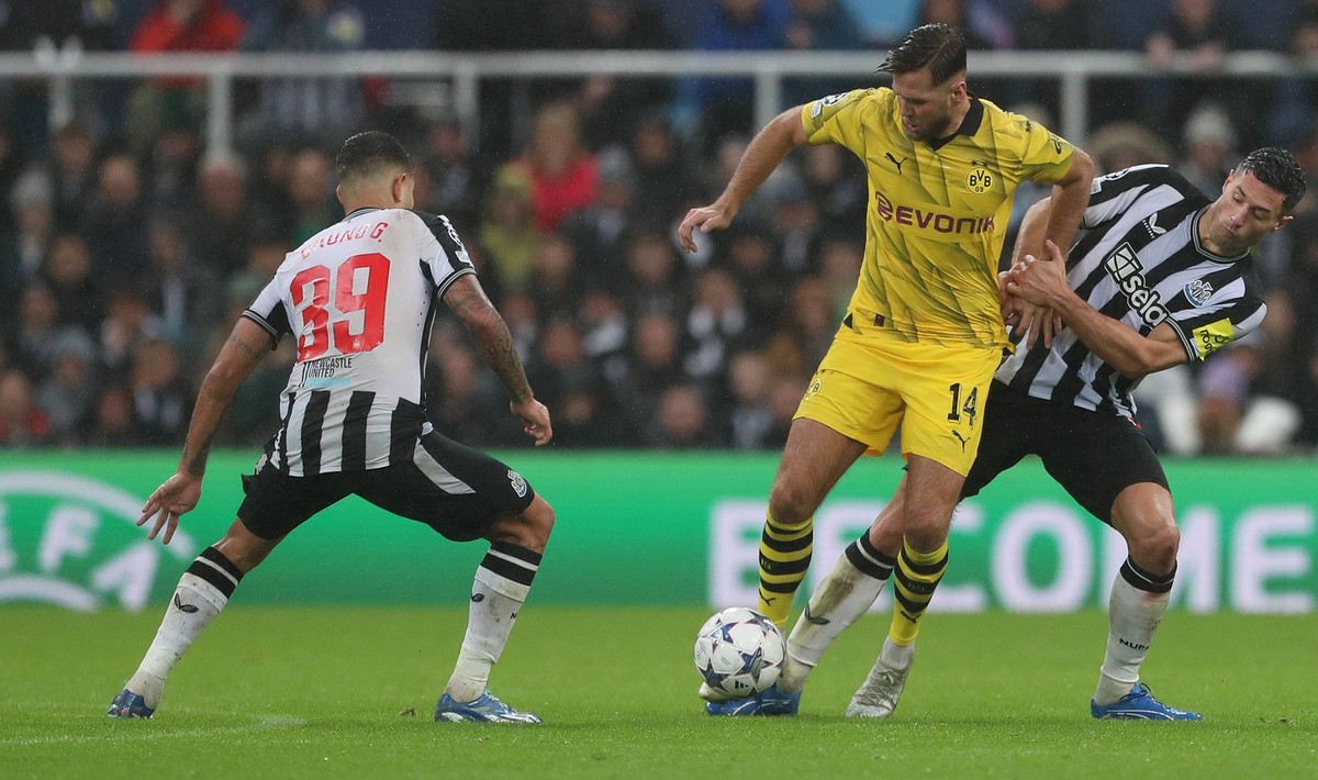 Newcastle United FC v Borussia Dortmund: Group F - UEFA Champions League 2023/24 Borussia Dortmund s Niclas Fullkrug battles with Newcastle United s Fabian Schar r and Bruno Guimaraes during the UEFA  ...