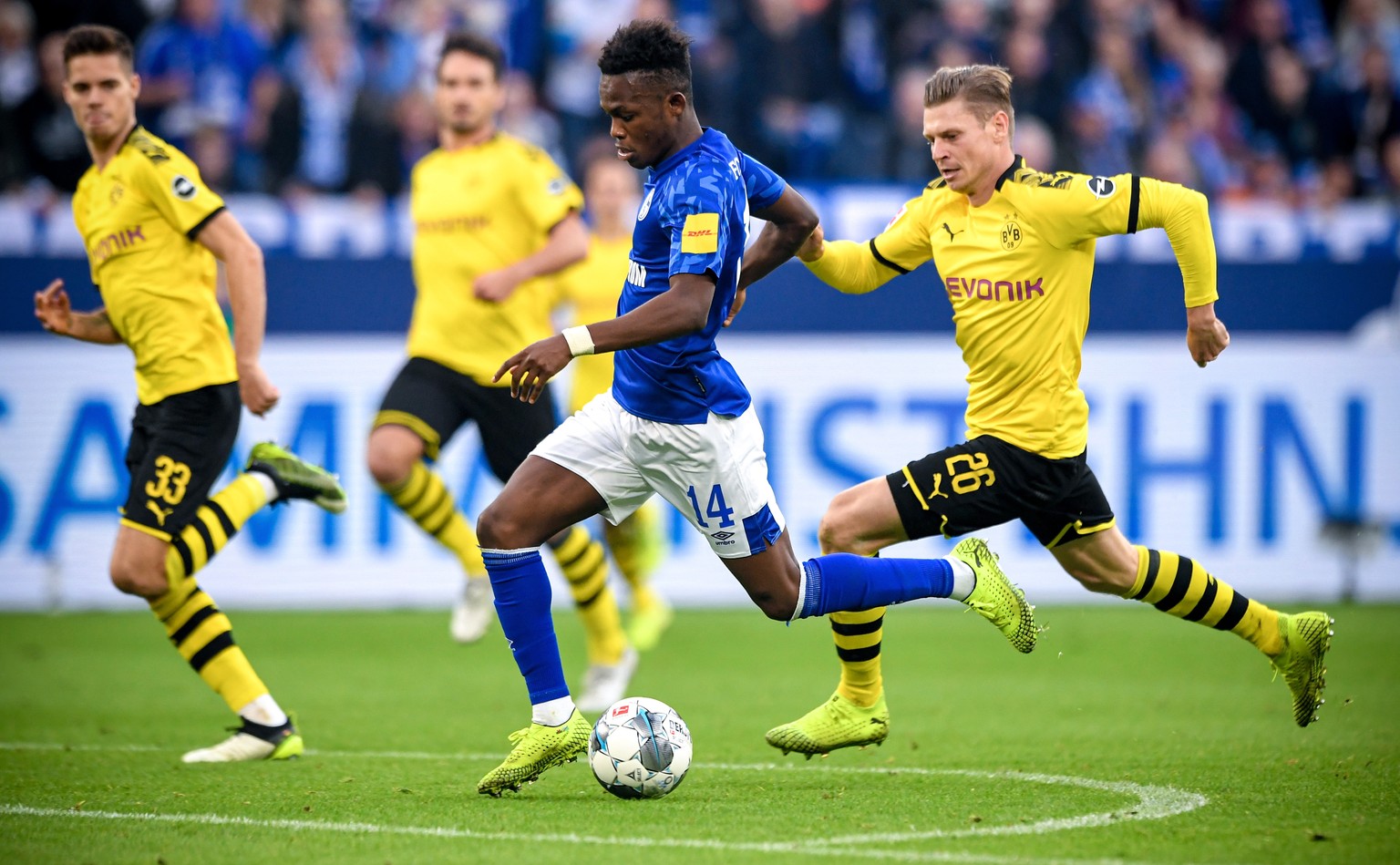 epa07951351 Schalke&#039;s Rabbi Matondo (C) in action during the German Bundesliga soccer match between FC Schalke 04 and Borussia Dortmund in Gelsenkirchen, Germany, 26 October 2019. EPA/SASCHA STEI ...