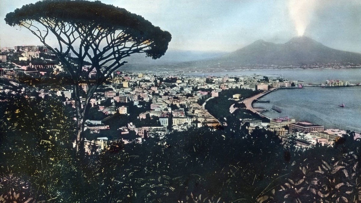 Une photo prise le 1er janvier 1910 : Naples à l'ombre du volcan imprévisible.