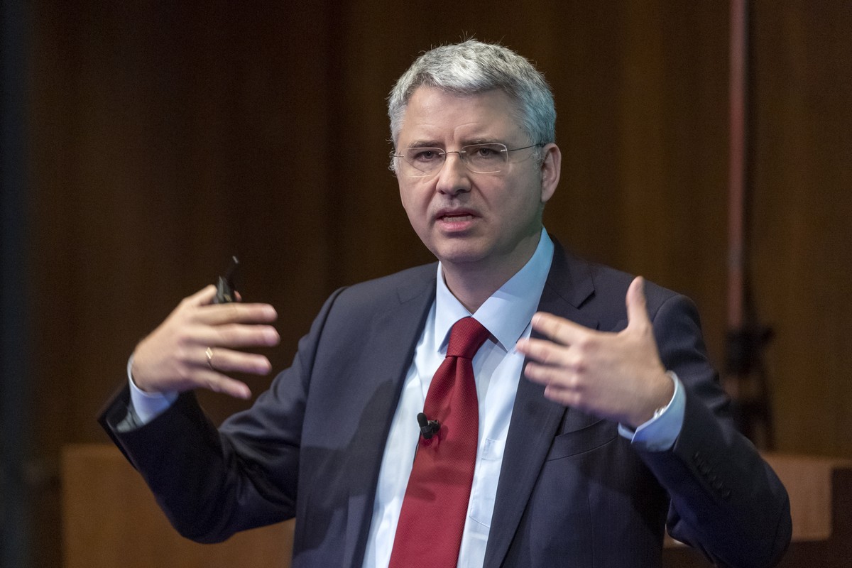 epa08177966 Severin Schwan, CEO of Swiss pharmaceutical company Roche Holding AG, speaks during the annual results media conference at the Roche Tower in Basel, Switzerland, 30 January 2020. EPA/GEORG ...